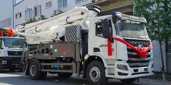 泵車準(zhǔn)備泵送時(shí)，罐車第一次裝料時(shí)，應(yīng)多加二袋水泥